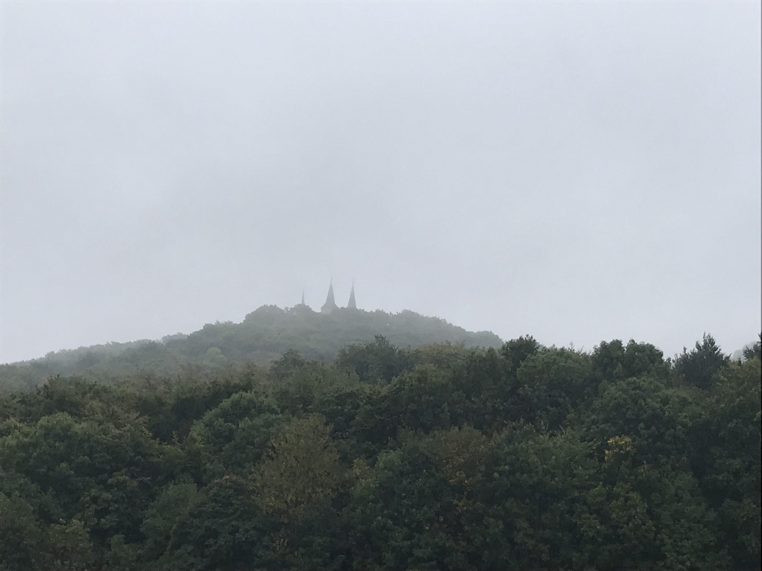 Was erzählt die Burg da oben?