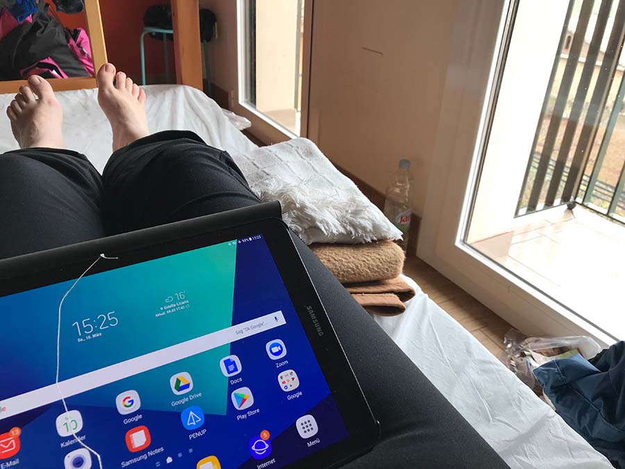 Arbeitsplatz_mit_Tablett